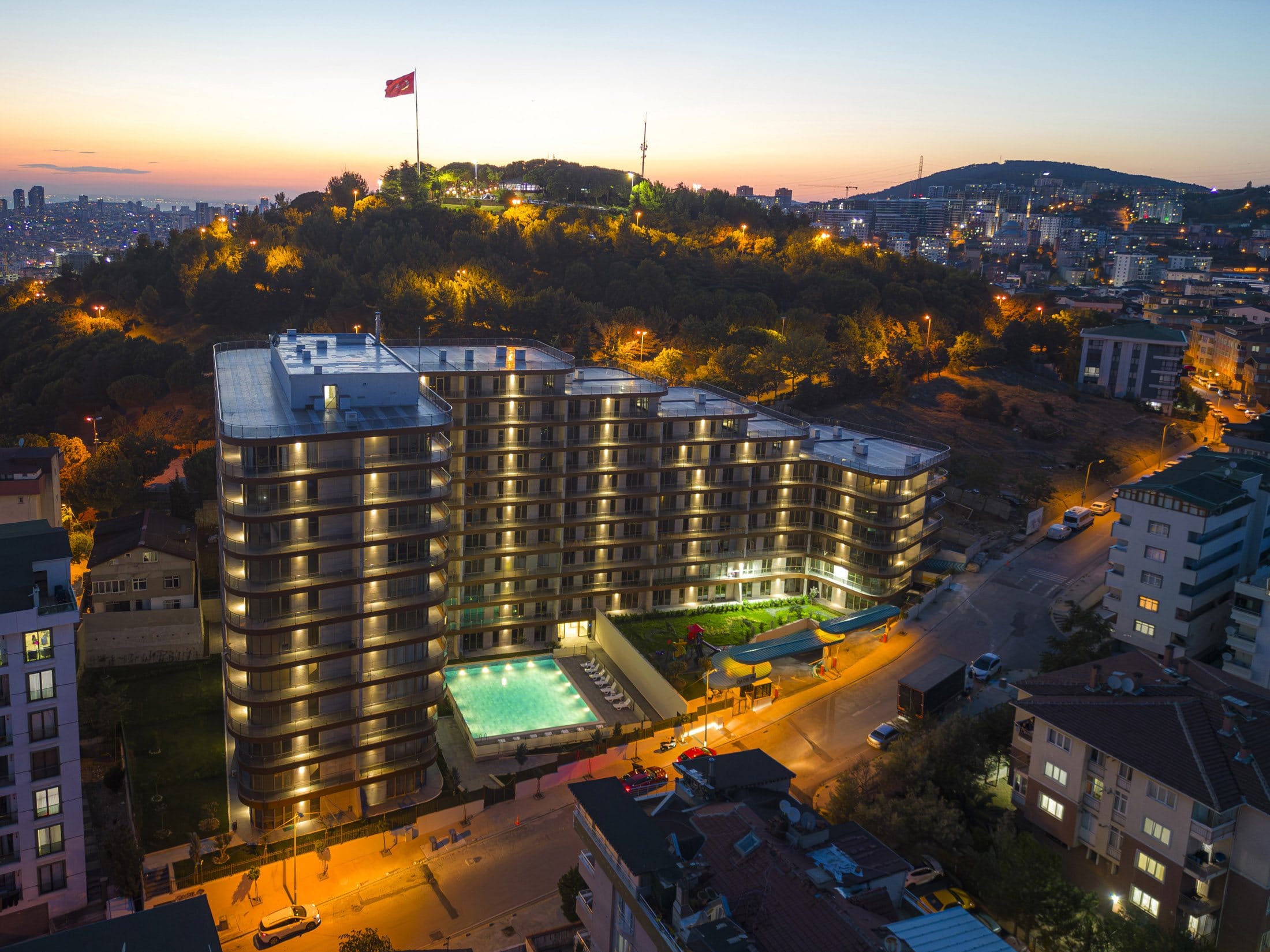 Akşam ışıklarıyla Qadraj Rezidans
