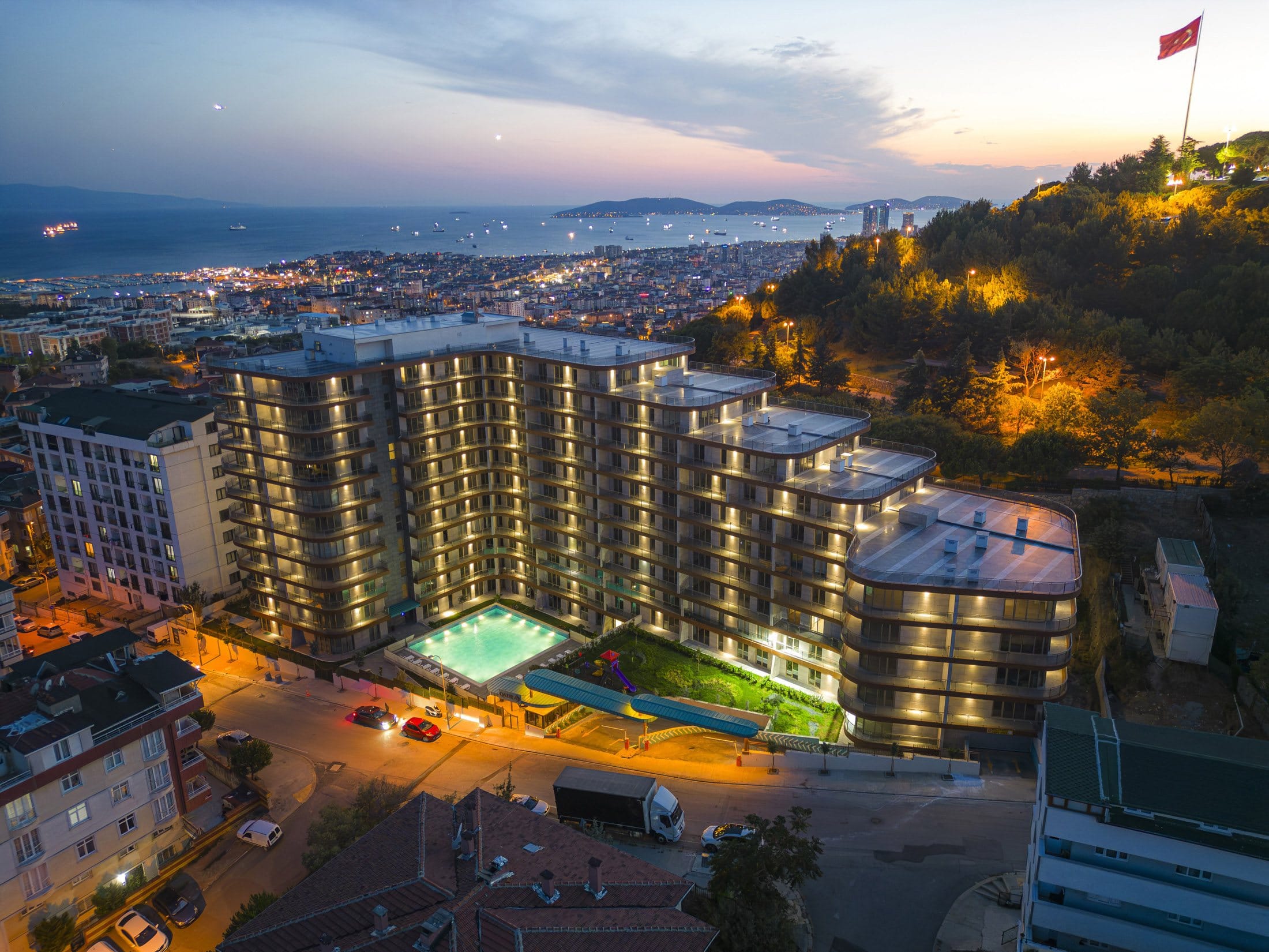 Gece aydınlatmasıyla Qadraj Rezidans