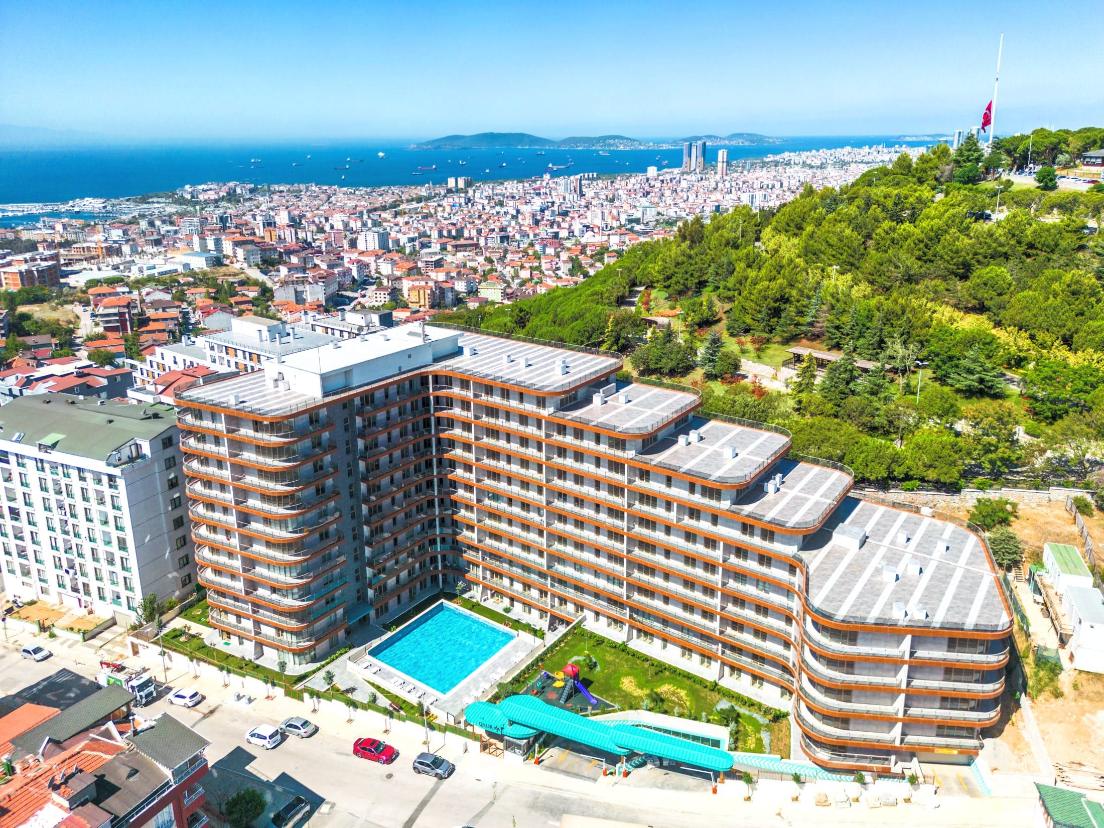 Qadraj Rezidans'ın havadan görünümü: havuz, orman ve Marmara Denizi manzarası