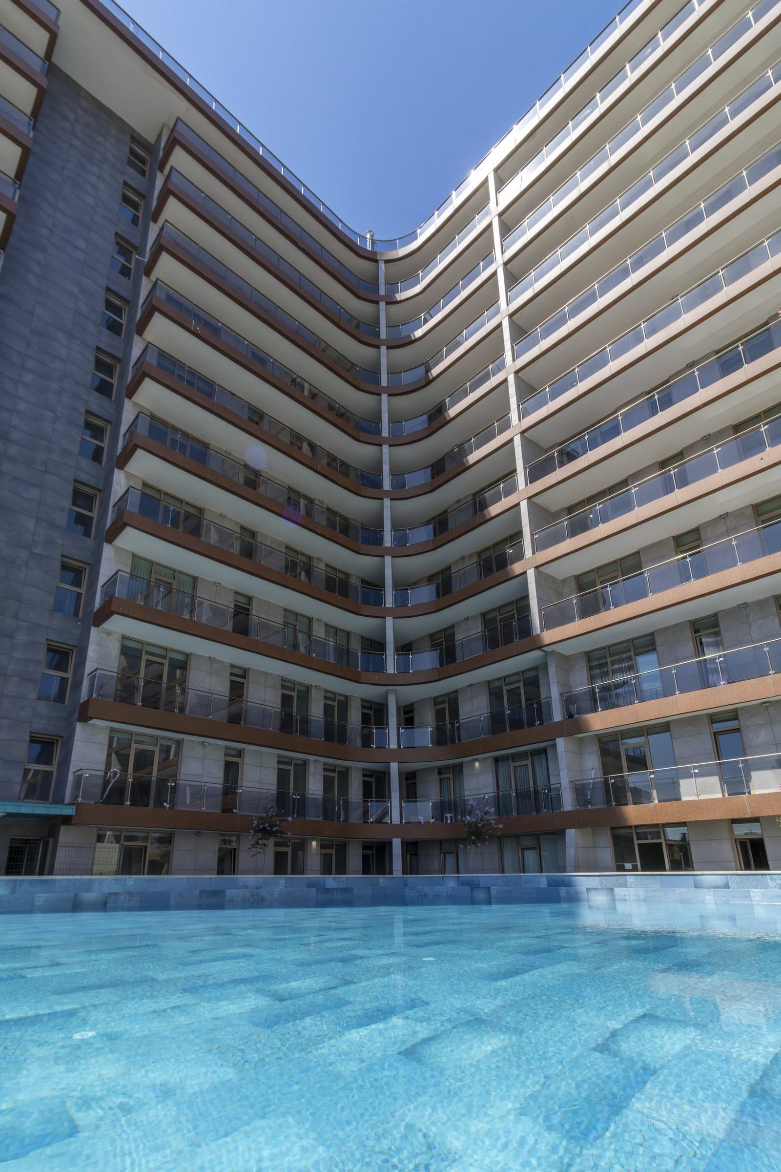 Bloklar arasındaki yüzme havuzu