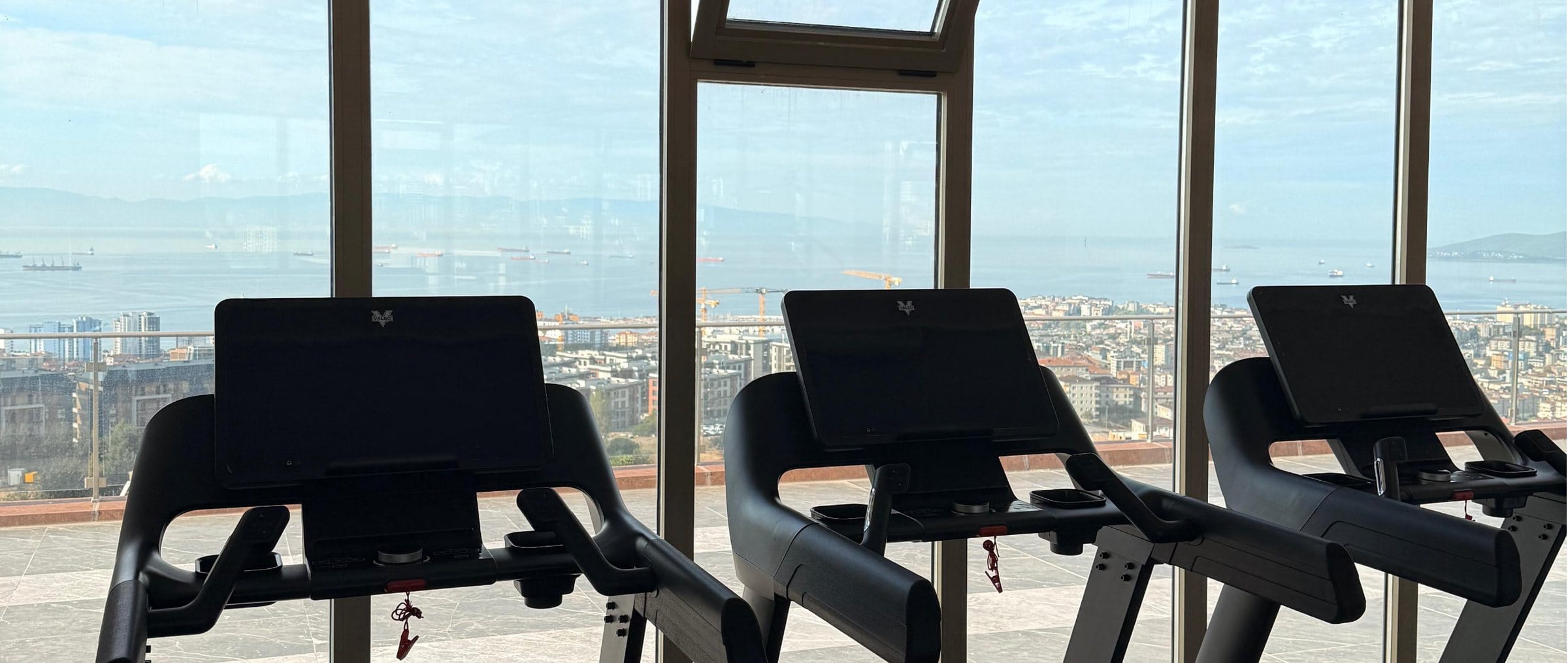 Qadraj Rezidans deniz manzaralı spor salonu