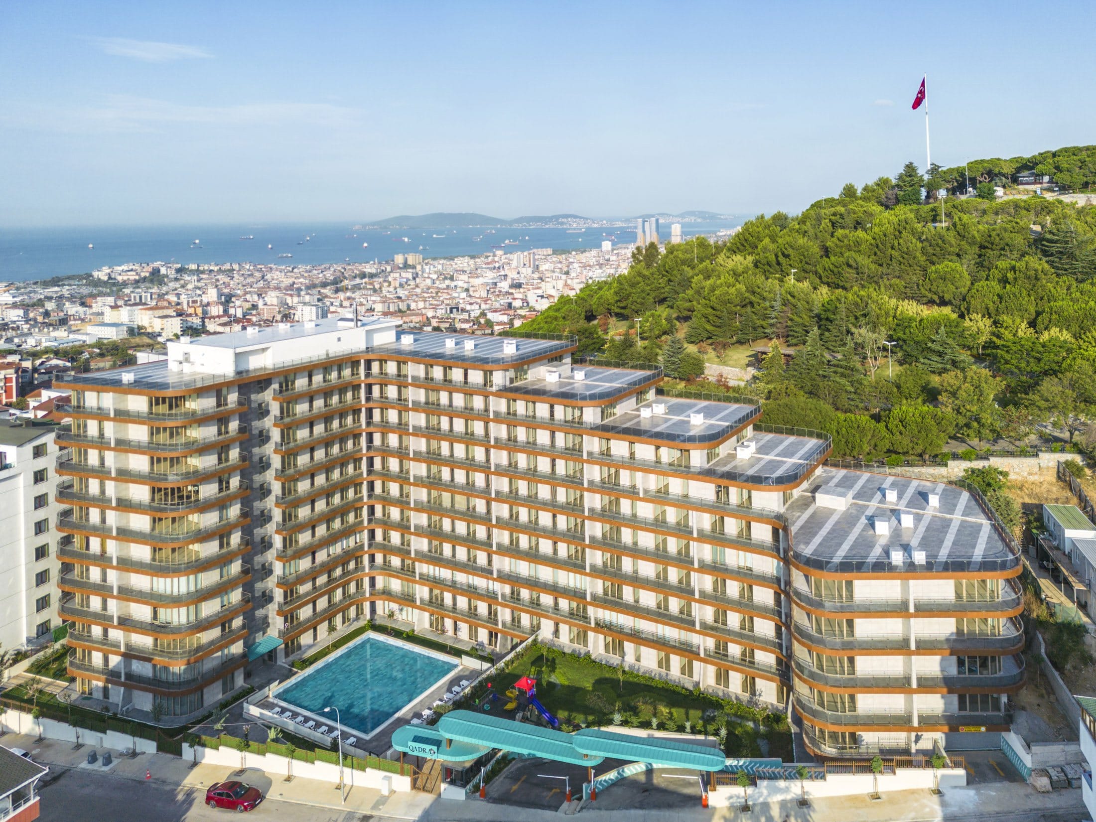 Orman kenarındaki Qadraj Rezidans, arka planda Adalar ve Marmara Denizi